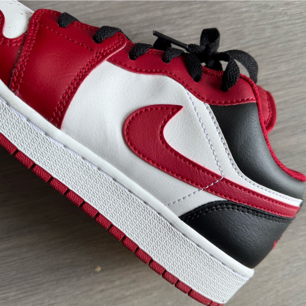 Air Jordan 1 Low Chicago White Red Black Youth 7Y - Picture 3 of 9